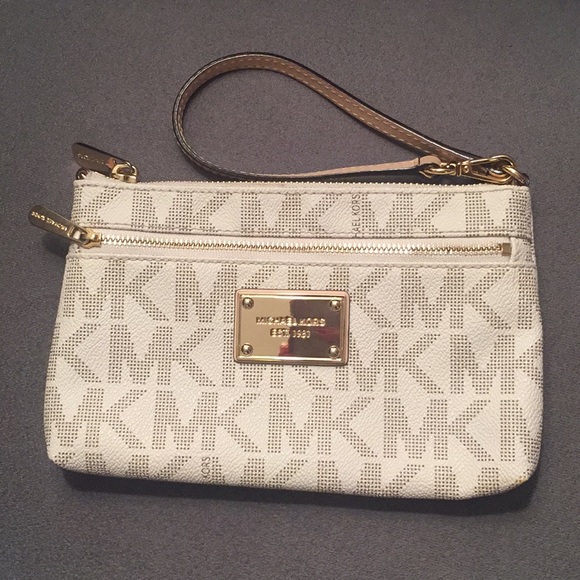 Michael Kors Handbags - Michael Kors wristlet